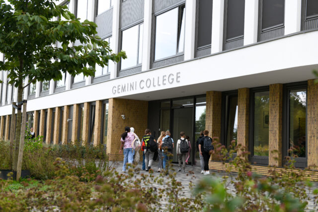 Team van basisschool werkt aan marketing en PR voor start schooljaar 2025/2026