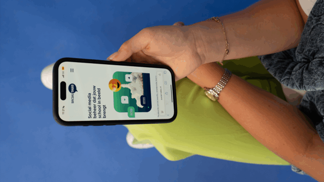 TikTok inzetten voor jouw school! Telefoon met website van Social Talks